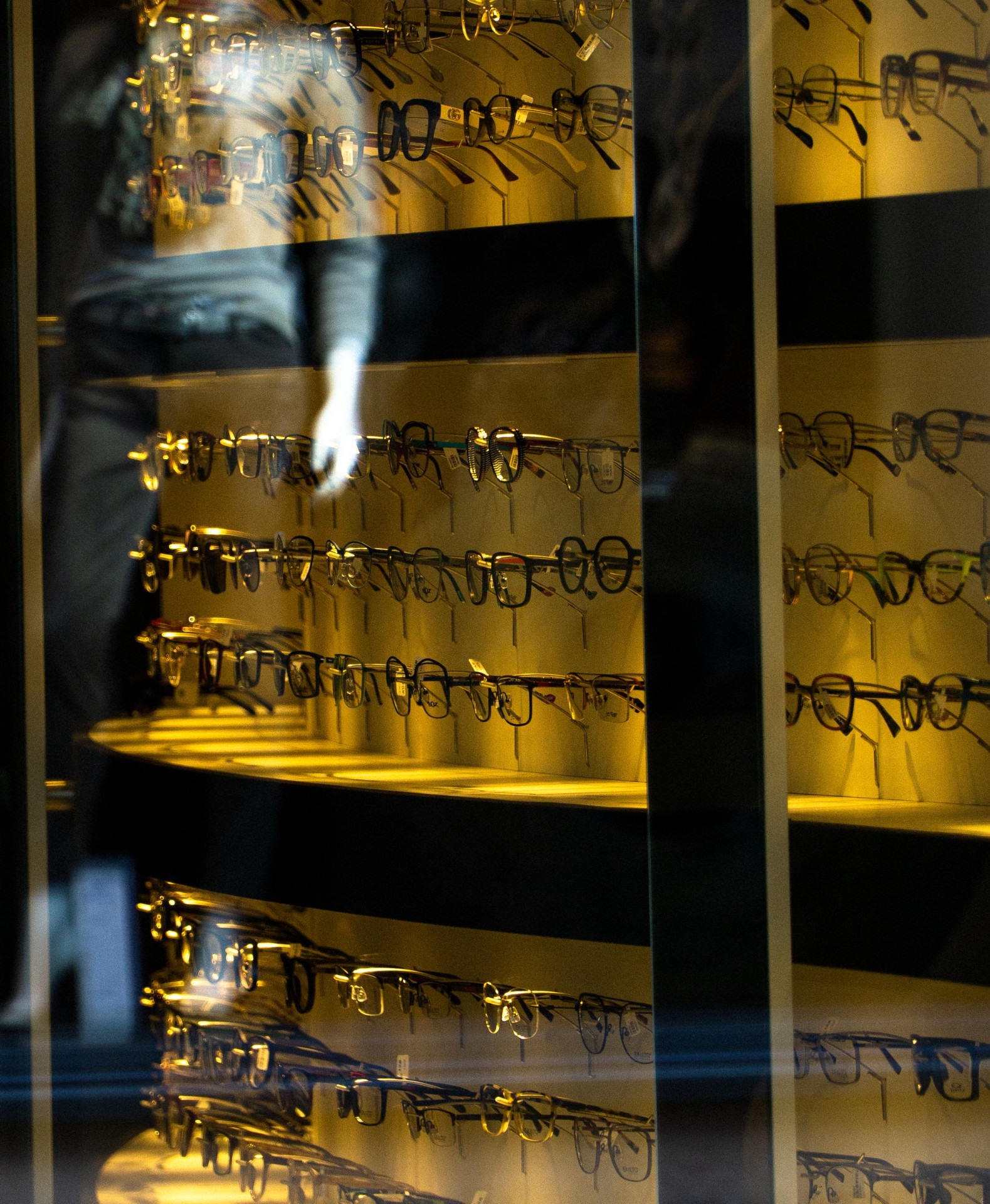 Vitrine d'optique Afenssou remplie de montures